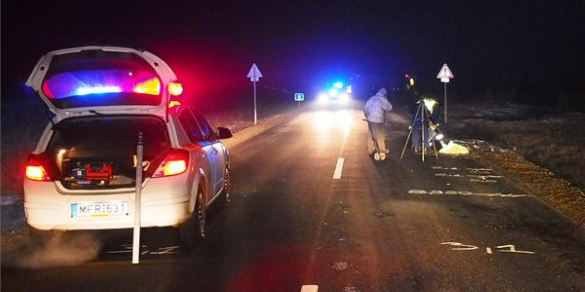 Rendőrök helyszínelnek egy holttest mellett Kiskunfélegyháza határában, az 5402-es számú út 9-es kilométerszelvényének közelében