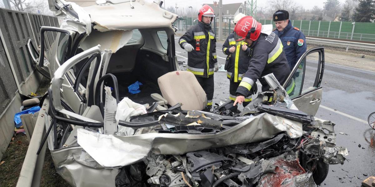 Mentők, tűzoltó és rendőrök Budapesten, a 6-os főúton, az M0-s autóút felüljárója közelében, ahol menetrend szerint közlekedő au