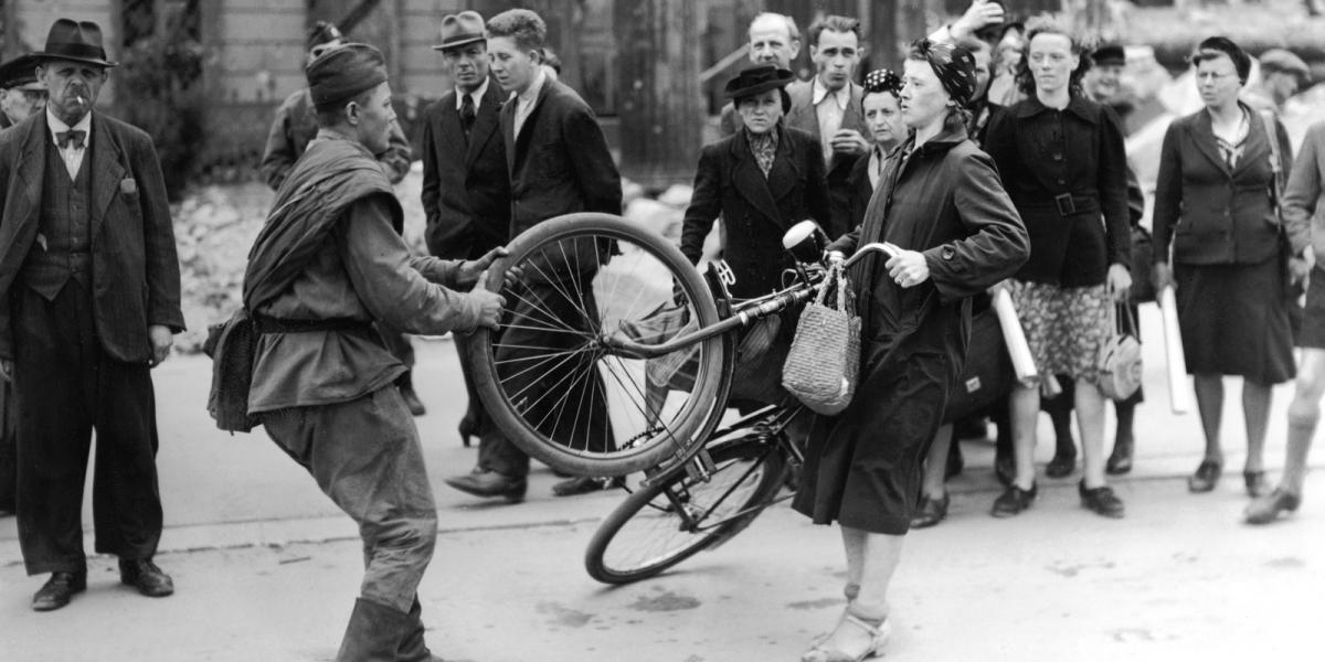 1945, háború utáni utcakép FOTÓ: EUROPRESS/GETTY IMAGES/KEYSTON