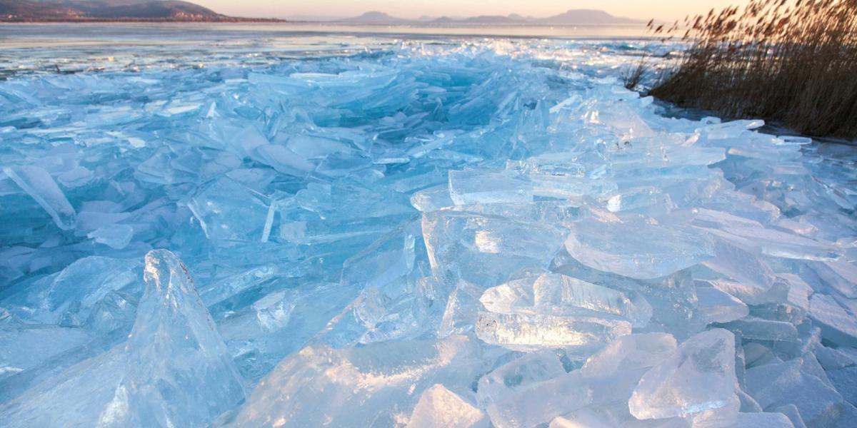 A viharos szélben összetört és feltorlódott jégtáblák a Balatonon, Balatonberénynél 2017. január 7-én. MTI Fotó: Varga György