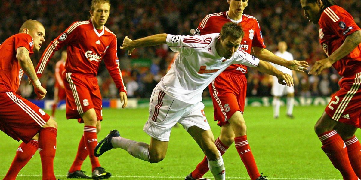 Szakály Péter középen a Liverpool elleni 2009-es meccsen. FOTÓ: Alex Livesey/Getty Images