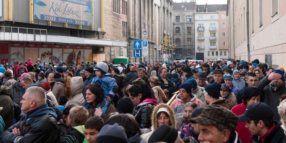 A kígyózó sorok a karácsonyi ételosztásnál pontosan mutatják, mekkora szükség is lenne arra a 30 milliárdos támogatásra, amit a 