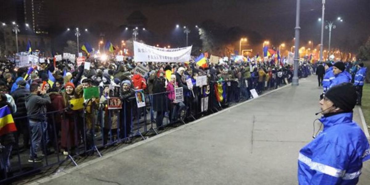 Tüntetők Bukarestben  MTI Fotó: Baranyi Ildikó