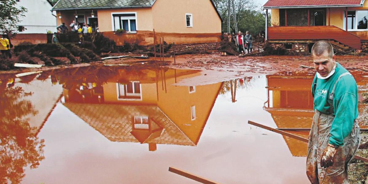 A katasztrófában tíz ember meghalt, négyszáznál is többen megsebesültek, háromszáz ház lakhatatlanná vált FOTÓ: NÉPSZAVA