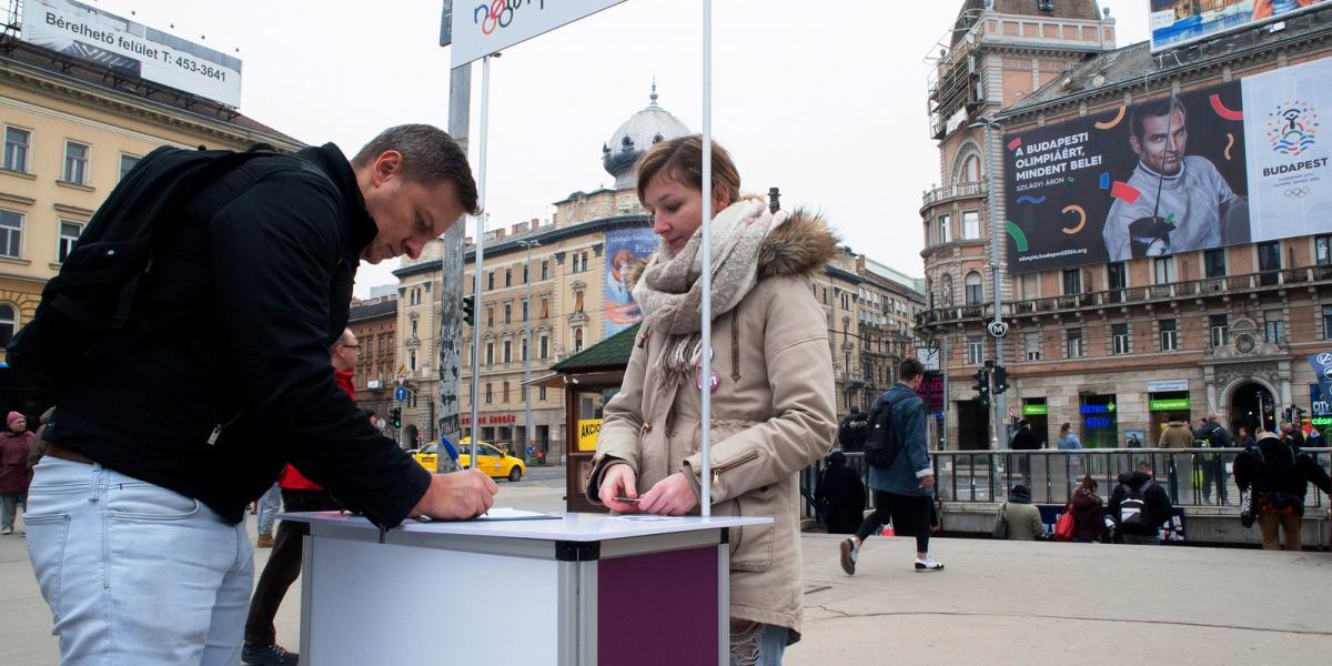 Az utolsó napig, péntek délutánig gyűjtik az aláírásokat a mozgalom aktivistái FOTÓ: MOLNÁR ÁDÁM