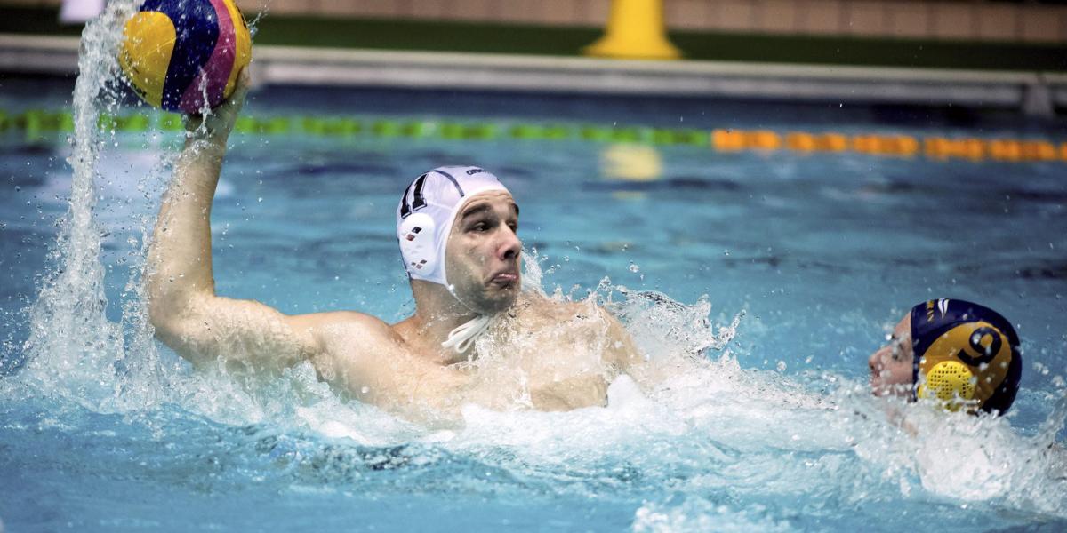  A ferencvárosi Marko Cuk (b) és a montenegrói Duro Radovic az Eurokupa elődöntőjének visszavágóján, az FTC PQS Waterpolo - Jadr