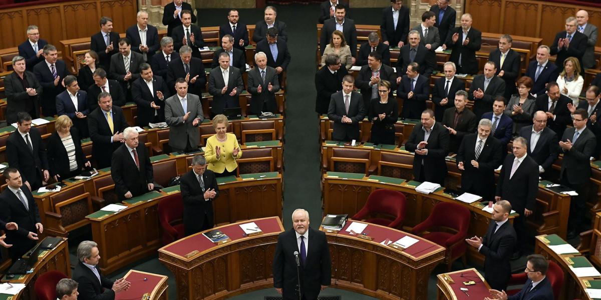  Bándi Gyula, a jövő nemzedékek érdekeinek védelmét ellátó ombudsmanhelyettes (k) megválasztása után leteszi esküjét az Országgy