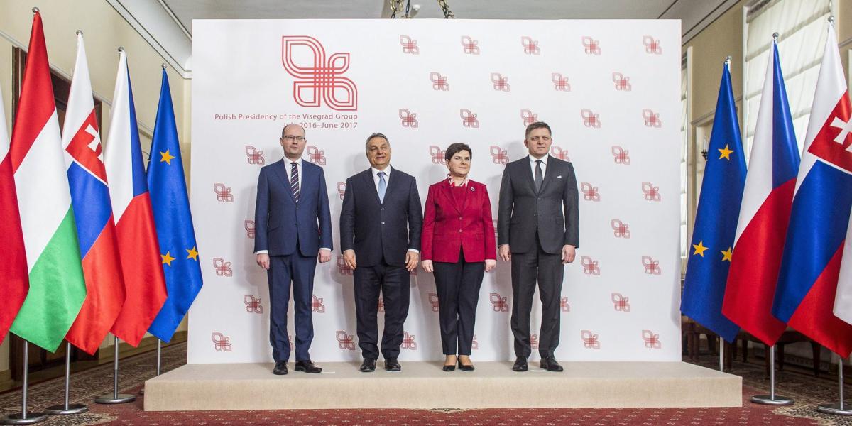 Bohuslav Sobotka cseh, Orbán Viktor magyar, Beata Szydlo lengyel és Robert Fico szlovák miniszterelnök a visegrádi csoport minis