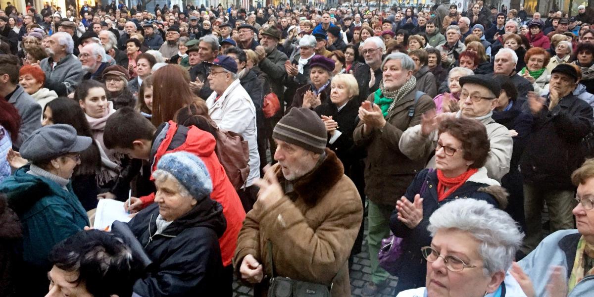 Tüntetésen állt ki a közönség Jordán Tamás mellett A SZERZŐ FELVÉTELE