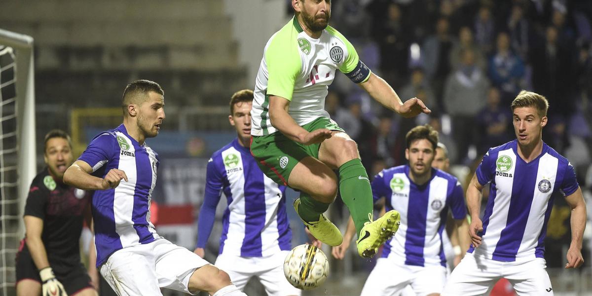  A ferencvárosi Böde Dániel (k), valamint Bojan Sankovic (b) és Balogh Balázs (j) a labdarúgó OTP Bank Liga 22. fordulójában ját