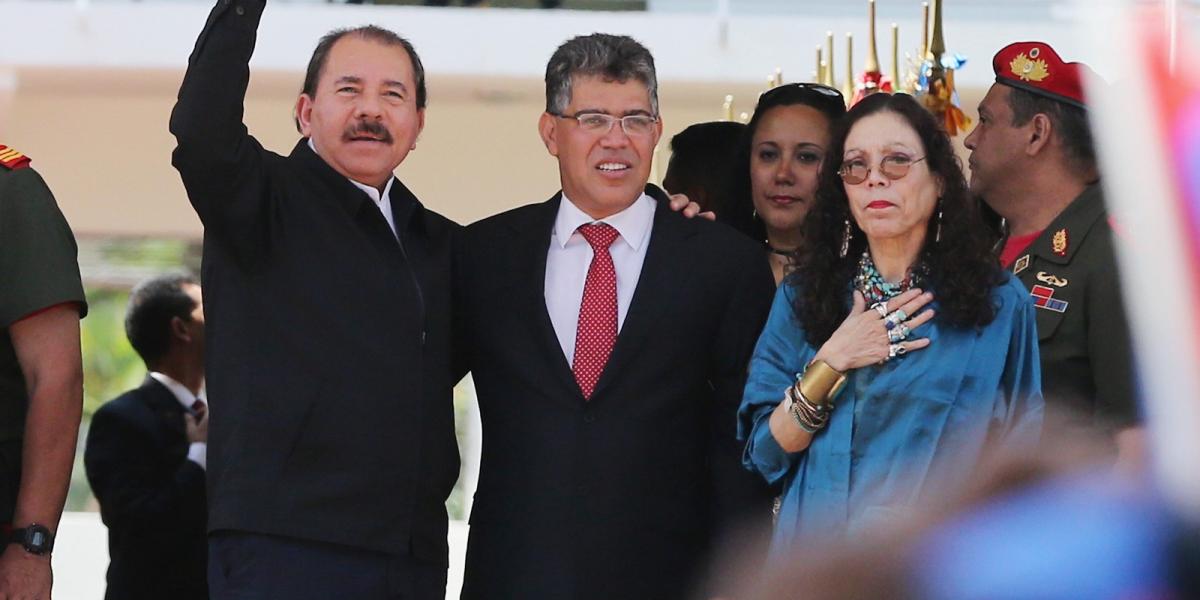 Daniel Ortega (bal) a feleségével és Venezuela külügyminiszterével. Fotó: Mario Tama/Getty Images.