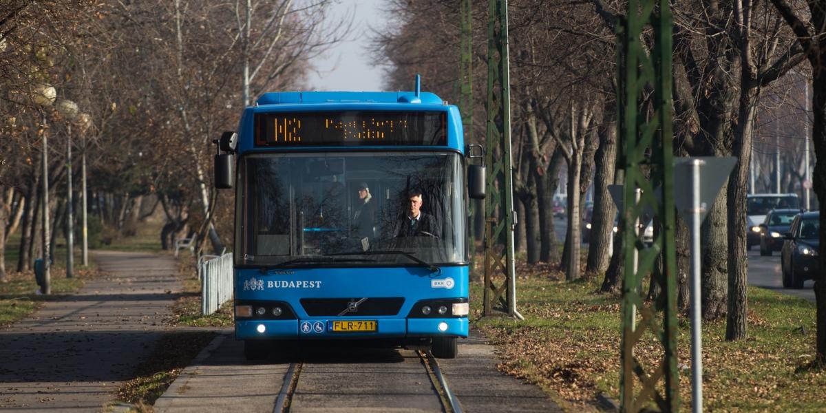 Metrópótló busz - Népszava fotó