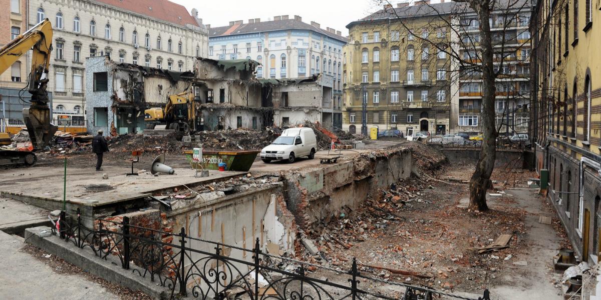 Állítólag a fák zavarták a fürdő csöveit FOTÓ: SZALMÁS PÉTER