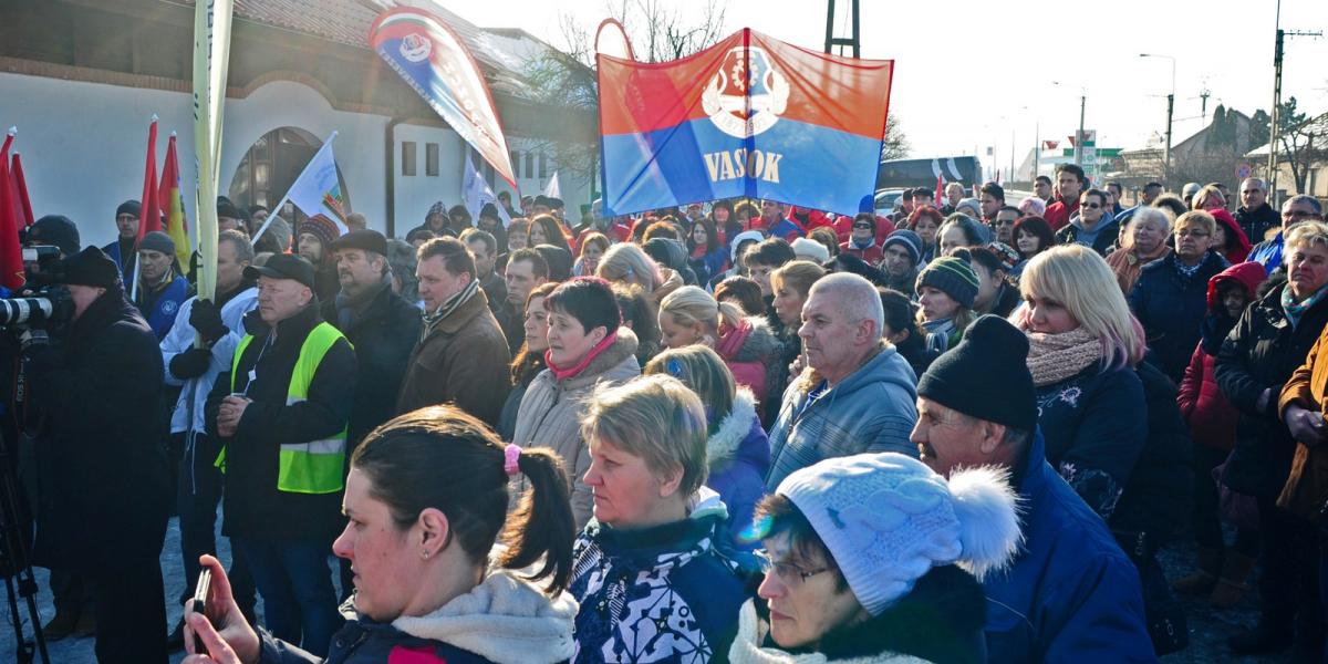 Több munkáltatónál sztrájkkal, tüntetéssel kényszerítették ki a béremelést. Képünk egy aszódi üzemnél készült - FOTÓ: MOLNÁR ÁDÁ