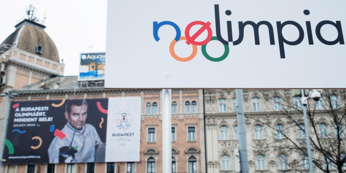 Elől a NOlimpia, háttérben a kormány olimpiai pályázatról szóló plakátja, FOTÓ: Molnár Ádám/Népszava