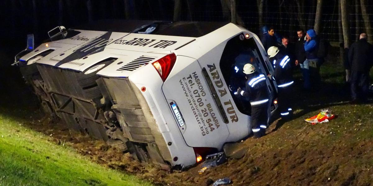 Tegnap hajnalban árokba borult egy bolgár autóbusz az M5-ös autópályán. A járművön 49 ember utazott, öten könnyebben megsérültek