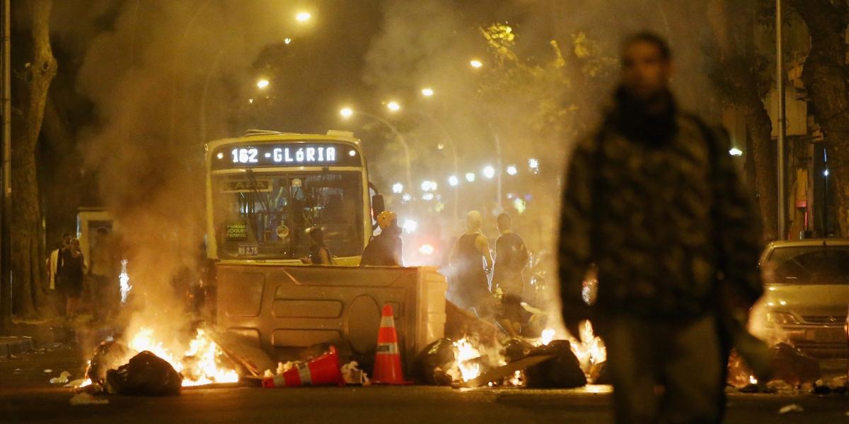 A békésnek indult pedagógus napi felvonulás véres tüntetéssé vált Rio de Janeiróban. Fotó: Mario Tama/Getty Images.