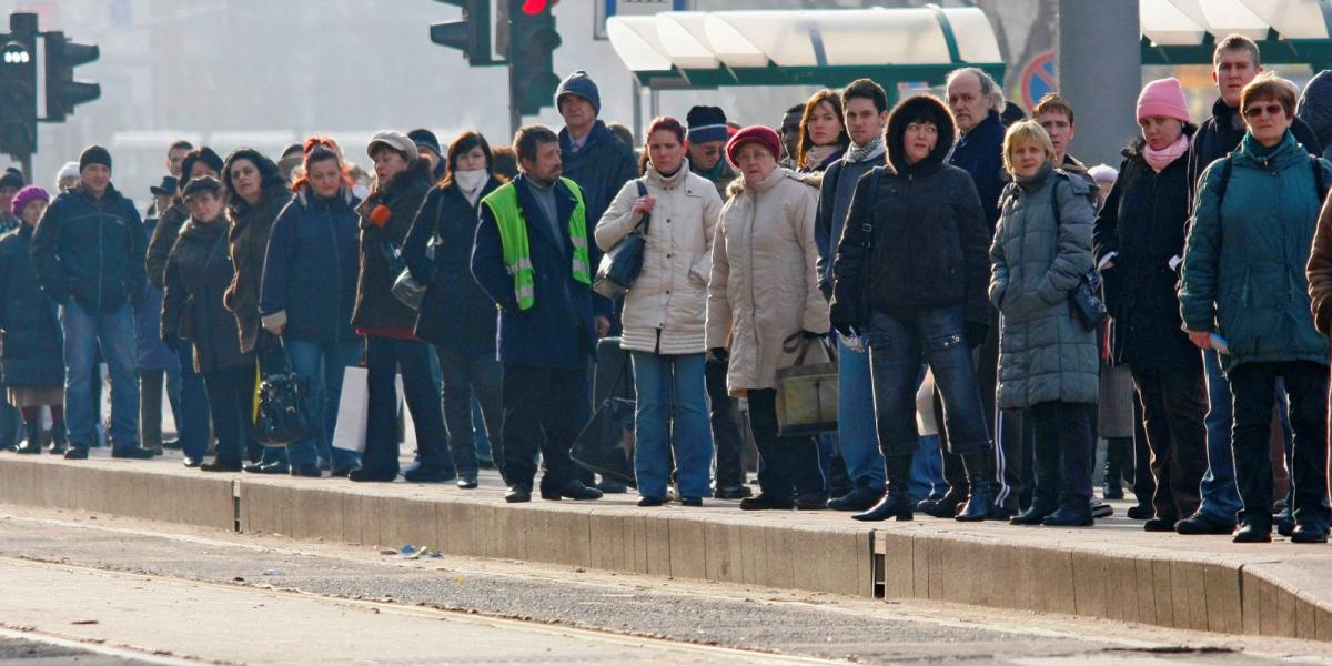 A látszat csal, ez még nem a sztrájk. A várakozás és a tömeg éppúgy része a normális üzemnek, mint a kigyulladó, füstölgő metró 