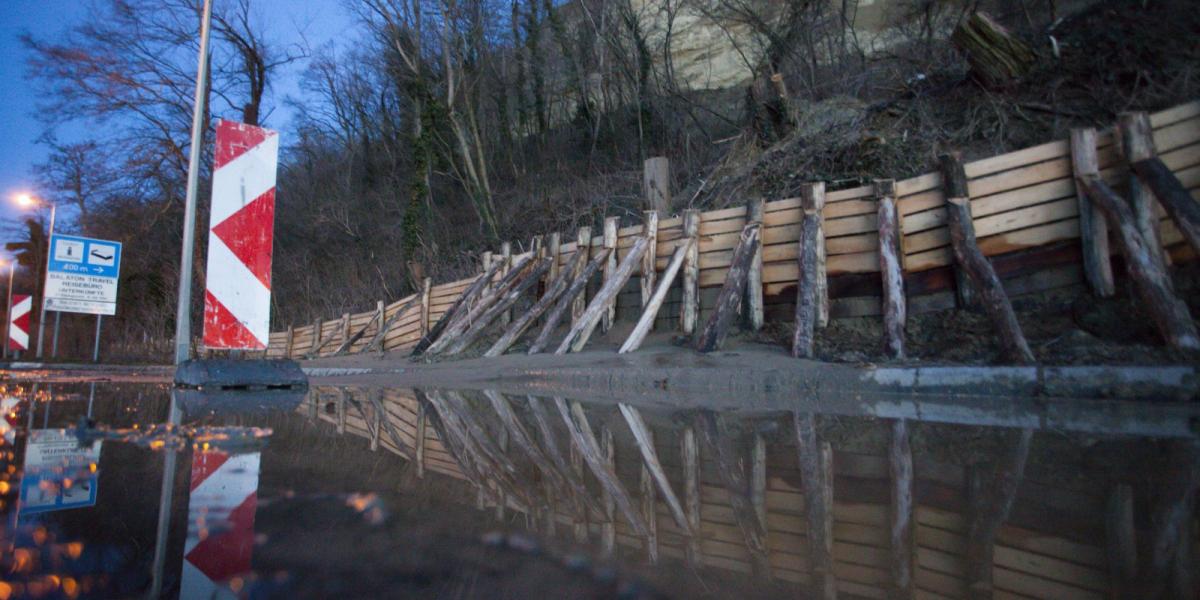 A 7-es főút fonyódi szakasza, ahol megindult a löszfal. MTI Fotó: Varga György.