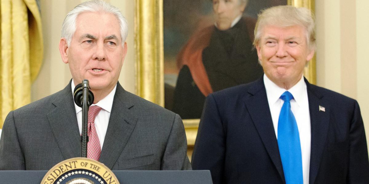 Rex Tillerson amerikai külügyminiszter, mögötte Donald Trump FOTÓ: Pool/Getty Images