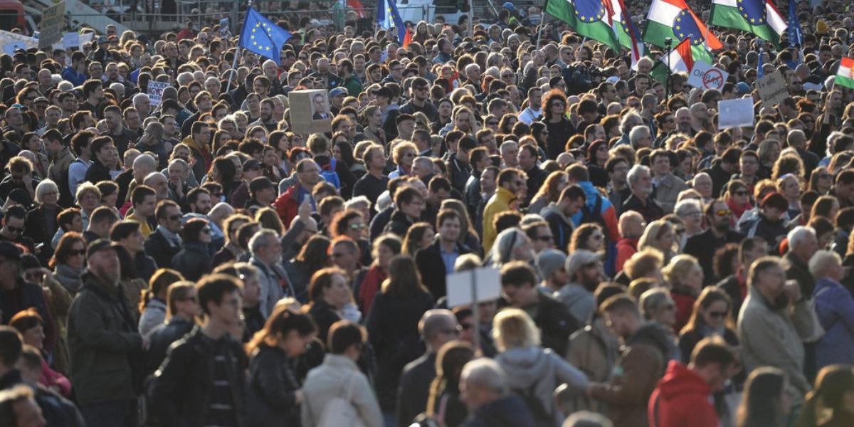 A Népszava fotója a vasárnapi tüntetésről a Hősök terénél