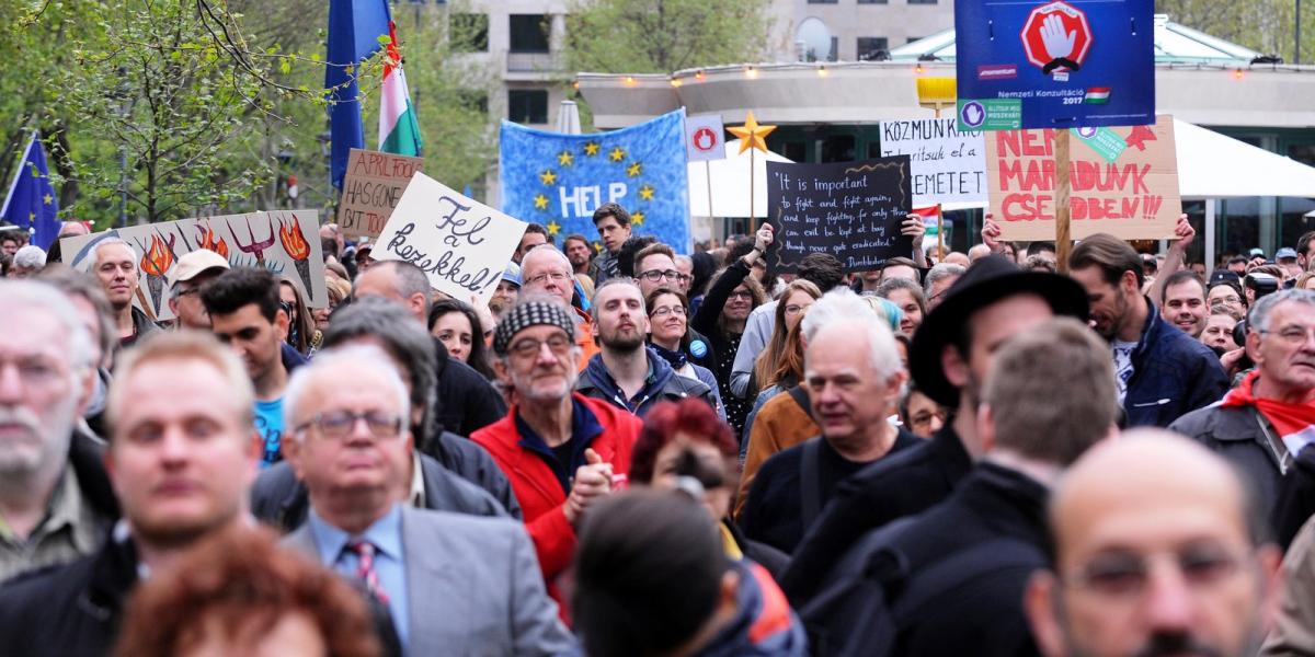 Nem maradunk csendben! - A kormány politikája ellen tüntettek április 15-én. Fotó: Molnár Ádám