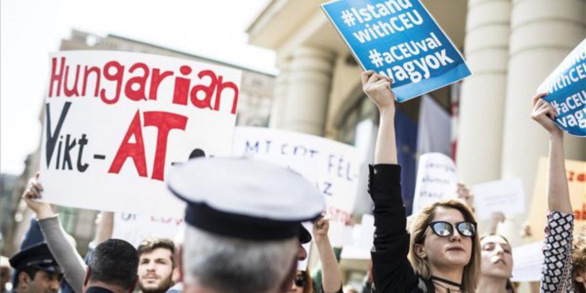 A Közép-európai Egyetem (CEU) mellett tüntetők a magyar-grúz üzleti fórumnak helyet adó szálloda előtt Tbilisziben. 