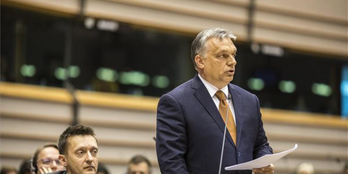 Orbán Viktor miniszterelnök felszólal az Európai Parlament plenáris ülésén Brüsszelben. Mellette Rogán Antal, a Miniszterelnöki 