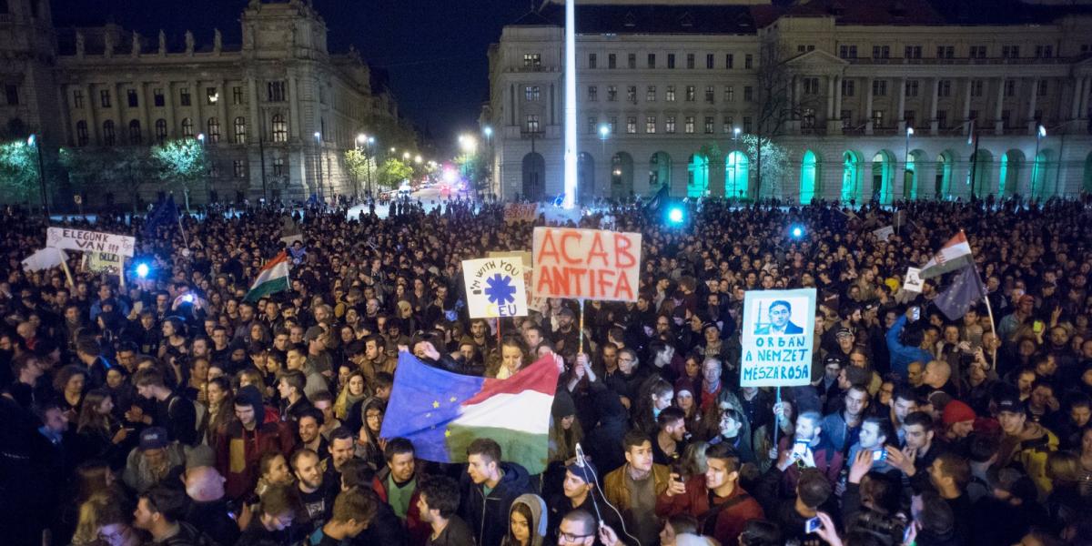 SEMMI SEM SZÁMÍT - Hiába a több tízezres tömegdemonstrációk és a nemzetközi jogi aggályok sora, Orbán Viktornak fontosabb a büsz