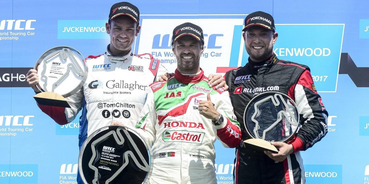 A győztes portugál Tiago Monteiro, a Honda Racing Team JAS versenyzője, mellette a második helyezett brit Tom Chilton, a Sébasti