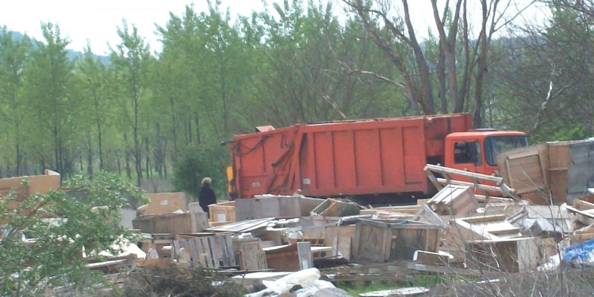 A környezetvédelmi hatóság nem adott engedélyt ragasztott faanyagok nyílt égetésére FOTÓ: LEVEGŐ MUNKACSOPORT