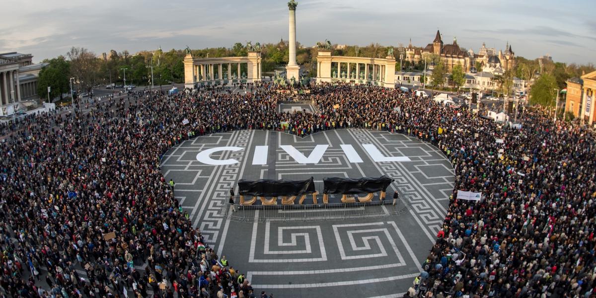 "Civil szív" a Hősök terén FOTÓ: Tóth Gergő