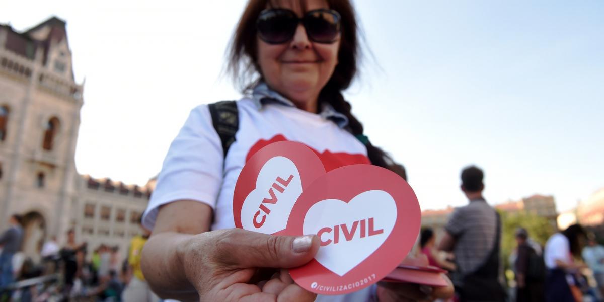 A civilek Hősök Vétója II. - Civilek az országért, az ország a civilekért címmel rendezett demonstrációja a Kossuth Lajos téren 