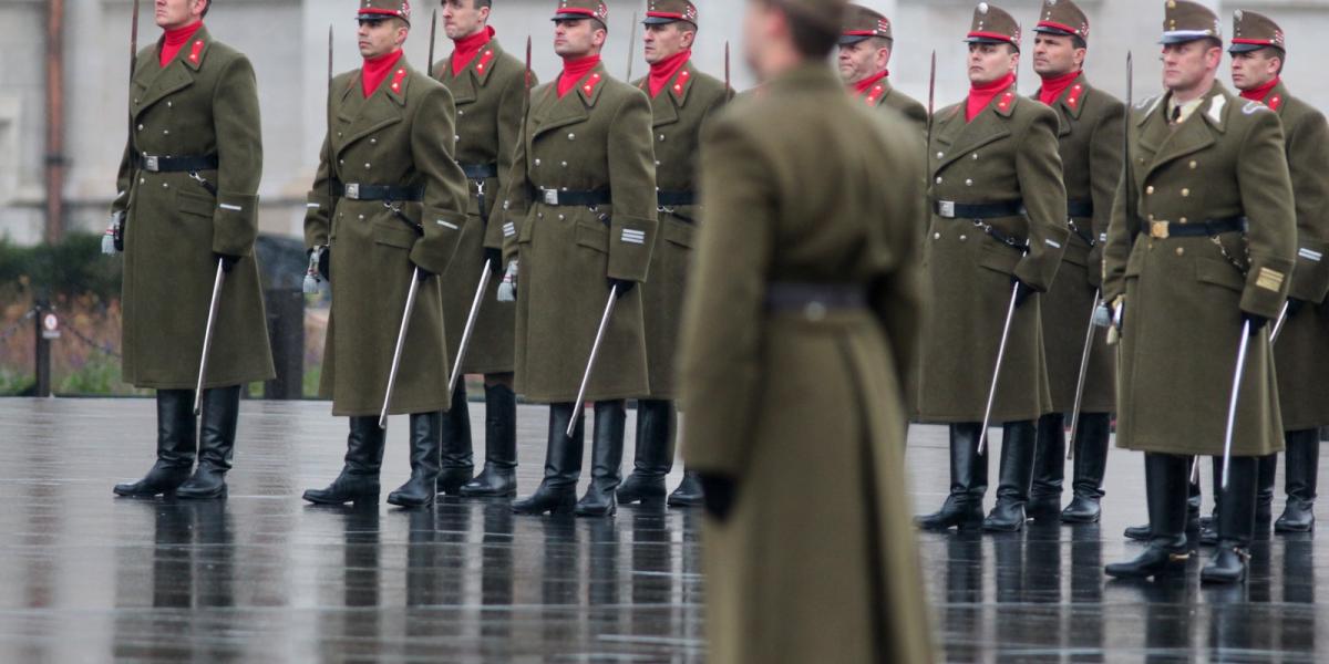 Katonai tiszteletadással félárbócra eresztetik Magyarország lobogóját a párizsi terrortámadásokban elhunyt áldozatok emlékére el