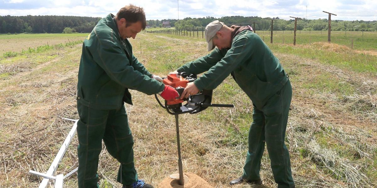 Kerítésépítés a sudargasi határátkelőnél FOTÓ: REUTERS/INTS KALNINS