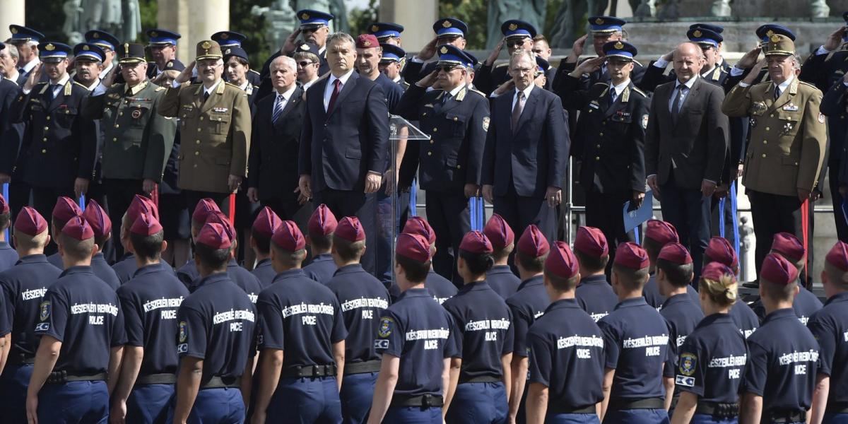 Orbán Viktor miniszterelnök, mellette Papp Károly országos rendőrfőkapitány , Pintér Sándor belügyminiszter , Simicskó István ho