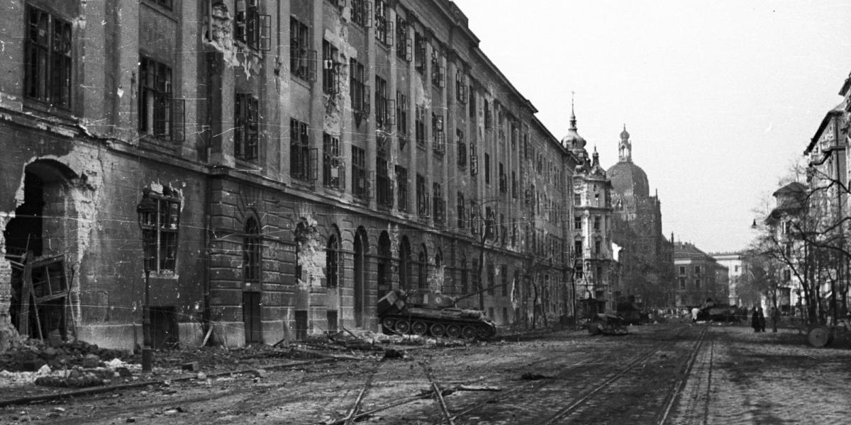 A rommá lőtt Kilián Laktanya. Horváth Ferenc és Budapestre vezényelt társai bár nem értették, mi történik, lőszert osztottak a k