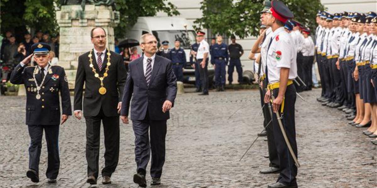 Pintér Sándor belügyminiszter, Patyi András, a Nemzeti Közszolgálati Egyetem rektora és Boda József a rendészettudományi kar dék