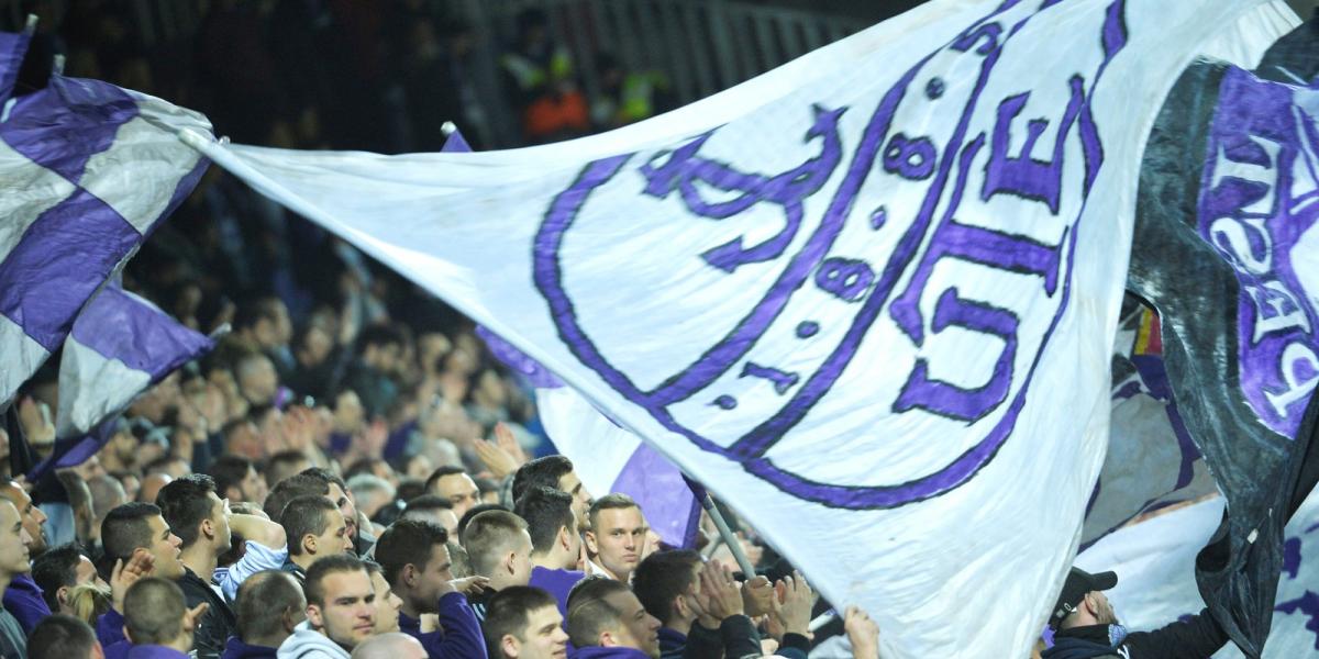 A tüntetést szervező fanatikusok aligha tűzik valaha is zászlajukra az Újpest FC által „elfogadott” új emblémát FOTÓ: TÓTH GERGŐ