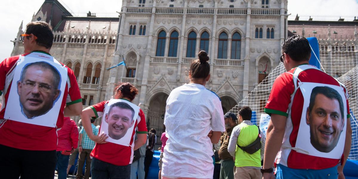 Civilfutballperformansz a parlament előtt, június elején FOTÓ: TÓTH GERGŐ