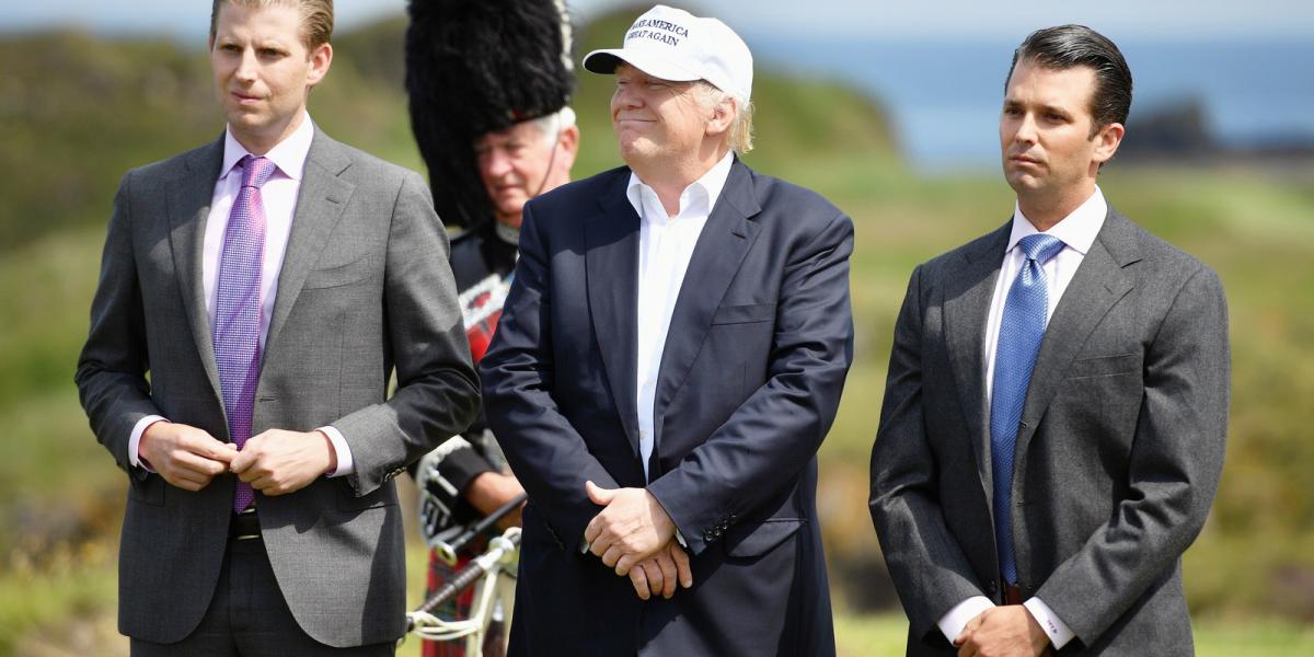 Trump két fiával, Eric Trumppal és Donald Trump juniorral FOTÓ: Jeff J Mitchell/Getty Images