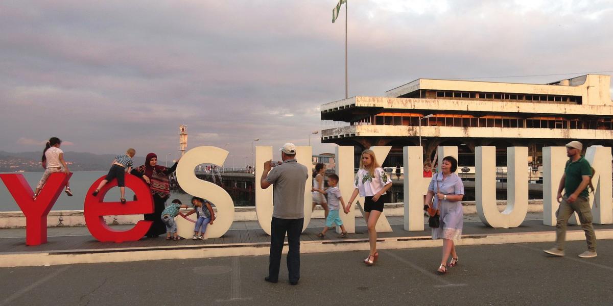 Szuhumi tengerpartja - Az orosz turisták jól érzik magukat a grúz-abház háború után maradt "romokon", de az abházok megőriznék f