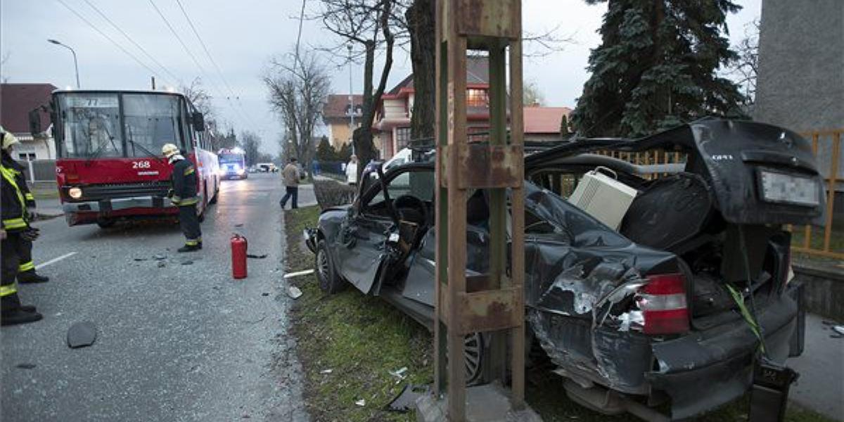 Összeroncsolódott személyautó műszaki mentésén dolgoznak tűzoltók a főváros XIV. kerületében, a Cinkotai út és a Lipótvár utca k