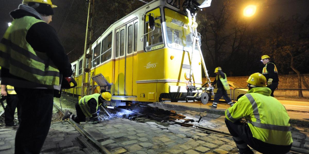 A kisiklott 24-es villamos mentésén dolgoznak a BKV szakemberei a VIII. kerületi Fiumei út és Salgótarjáni út kereszteződésében.