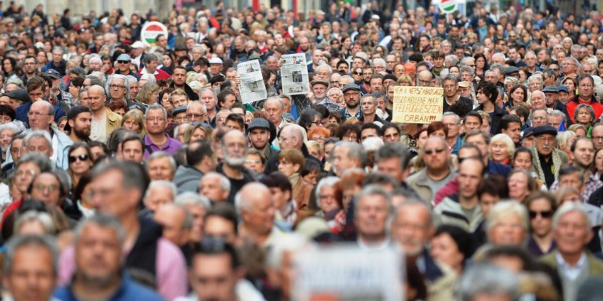 A kép tavaly októberben készült a "Lopják a szabadságunk! Repüljenek!" - című tüntetésen, amit szintén az Együtt szervezett a Sz