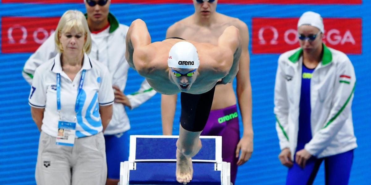  Kozma Dominik rajtol a 4x100 méteres vegyes gyorsváltó előfutamában a 17. vizes világbajnokságon. Mögötte Jakabos Zsuzsanna, Né