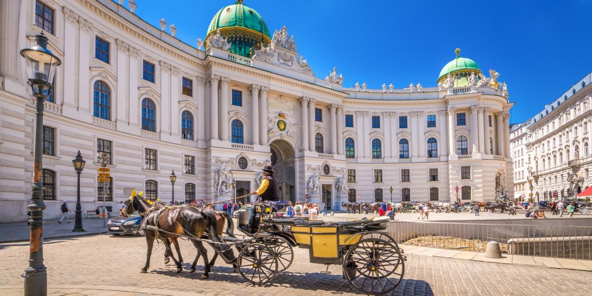 Utasra várva a Hofburgnál. FOTÓ: Shutterstock