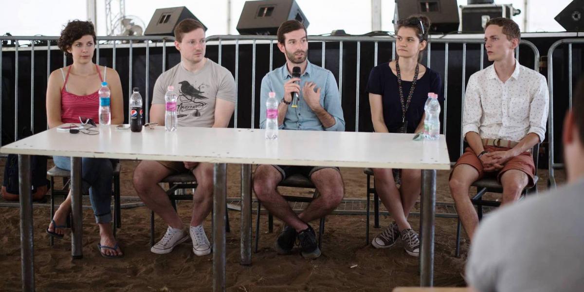 Kádár Barnabás a jobb szélen, mellette a szerdán szintén távozott Pottyondy Edina Forrás: Facebook/Momentum Mozgalom