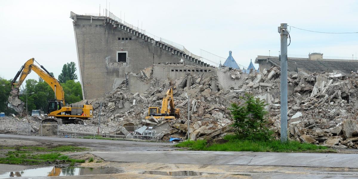 Bontják a stadiont. FOTÓ: Molnár Ádám