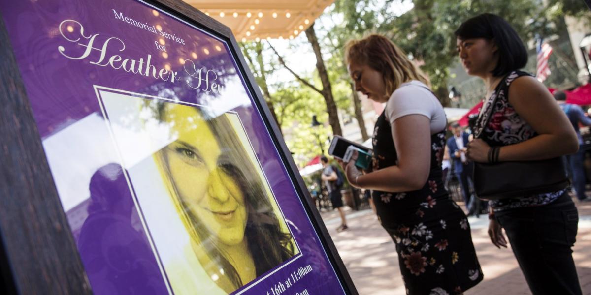 A halálra gázolt fiatal nő, Heather Heyer emléke előtt tisztelegnek Charlottesville-ben - Fotó: Samuel Corum / AFP